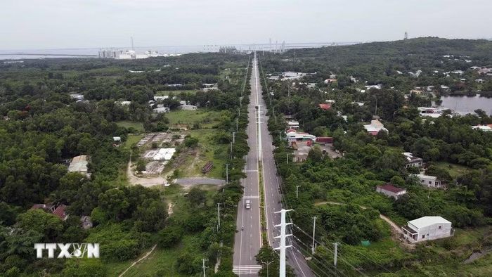 Đường vào Tổ hợp hóa dầu Long Sơn được xây dựng hoàn chỉnh. (Ảnh: Đoàn Mạnh Dương/TTXVN)
