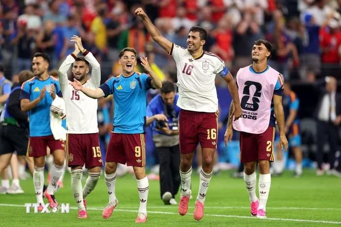 Niềm vui của các cầu thủ Tây Ban Nha sau khi vào chung kết World Cup 2026. (Ảnh: AFP/TTXVN)