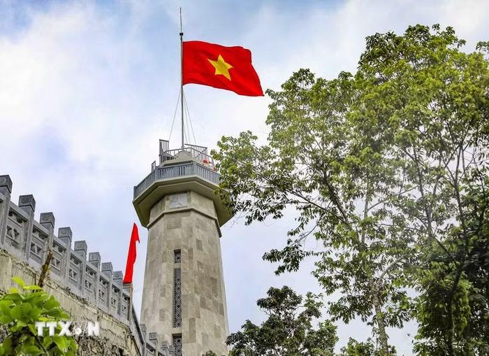 Cột cờ A Pa Chải, biểu tượng khẳng định chủ quyền lãnh thổ thiêng liêng nơi cực Tây Tổ quốc. (Ảnh: Xuân Tư/TTXVN)