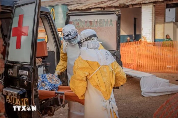 Nhân viên y tế chuyển bệnh nhân Ebola tới trung tâm điều trị ở tỉnh Ituri, CHDC Congo. (Ảnh: THX/TTXVN phát)