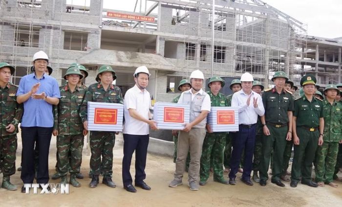 Phó Thủ tướng Lê Tiến Châu tặng quà động viên các đơn vị tham gia xây dựng trường biên giới tại xã A Lưới 4, thành phố Huế. (Ảnh: Văn Dũng/TTXVN)