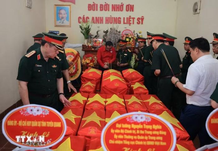 Đại tướng Nguyễn Trọng Nghĩa tưởng niệm hài cốt các liệt sỹ được quy tập về nhà chờ của Đội tìm kiếm, quy tập hài cốt liệt sỹ (Bộ Chỉ huy quân sự tỉnh Tuyên Quang). (Ảnh: Hoàng Hiếu/TTXVN)