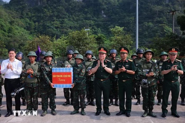 Đại tướng Nguyễn Trọng Nghĩa tặng quà cho cán bộ, chiến sỹ Công ty TNHH xử lý bom, mìn, vật nổ 319 (Bộ Quốc phòng) đang làm nhiệm vụ tại xã Thanh Thủy. (Ảnh: Hoàng Hiếu/TTXVN)