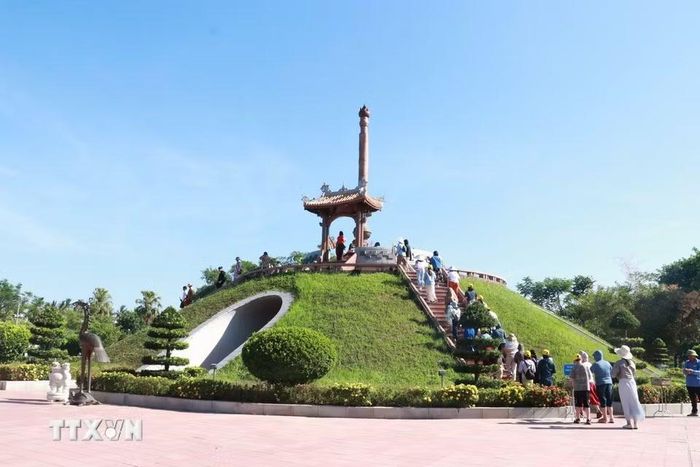 Người dân và du khách viếng tại Thành cổ Quảng Trị. (Ảnh: Tường Vi/TTXVN)