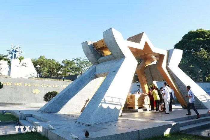Người dân và du khách đến viếng tại Nghĩa trang Liệt sỹ Quốc gia Đường 9. (Ảnh: Tường Vi/TTXVN)