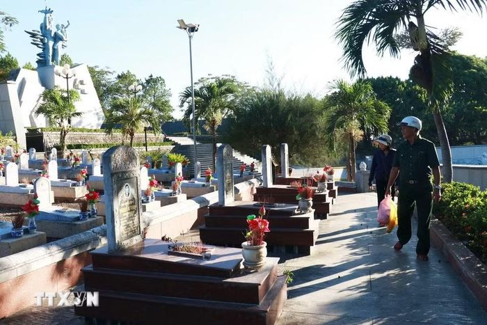 Các cựu chiến binh trở lại thăm chiến trường xưa, thăm đồng đội đã mãi mãi nằm lại trên vùng "đất lửa" Quảng Trị. (Ảnh: Tường Vi/TTXVN)