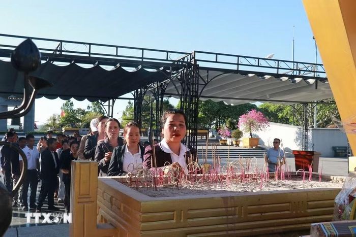 Người dân và du khách đến viếng tại Nghĩa trang Liệt sỹ Quốc gia Đường 9. (Ảnh: Tường Vi/TTXVN)