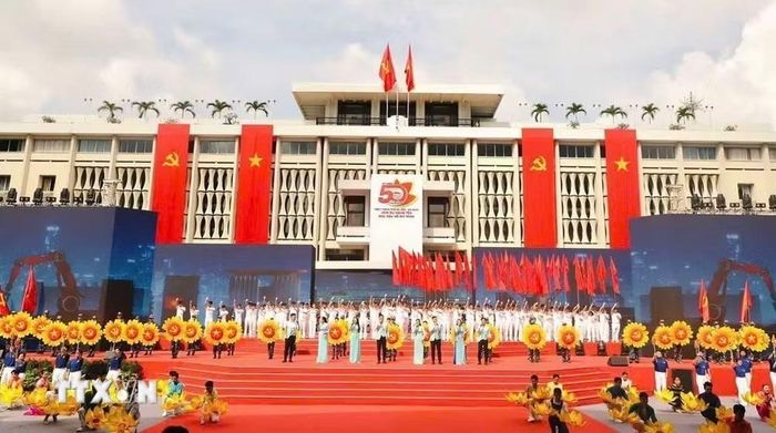 Nhóm Lạc Việt biểu diễn trong Lễ Kỷ niệm 50 năm ngày Thành phố Sài Gòn-Gia Định mang tên Chủ tịch Hồ Chí Minh, ngày 2/7/2026. (Ảnh: Hữu Duyên/TTXVN)