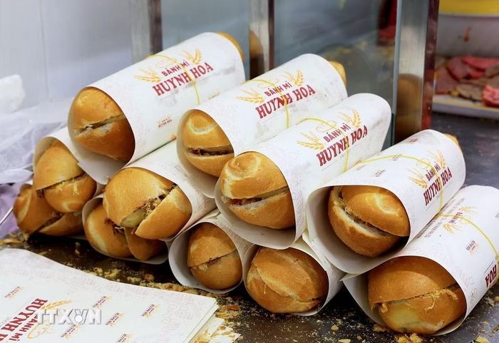 Bánh mỳ kẹp chả, thịt nguội thương hiệu Huynh Hoa. (Ảnh: Hồng Đạt/TTXVN)