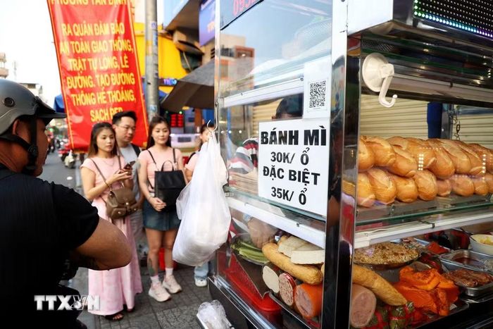 Người dân xếp hàng mua bánh mỳ. (Ảnh: Hồng Đạt/TTXVN)