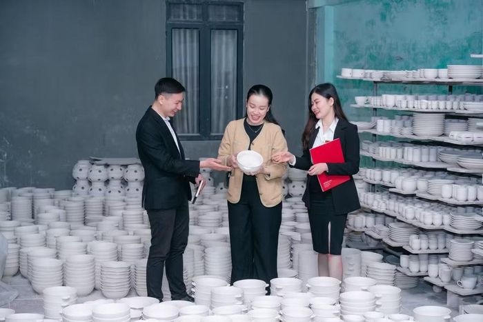 Ngân hàng luôn đồng hành cùng các doanh nghiệp vừa và nhỏ. (Ảnh: Vietnam+)