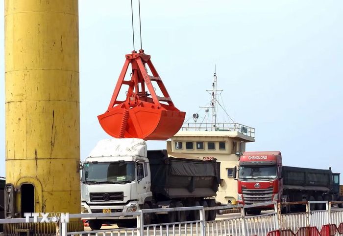 Dịch vụ vận chuyển, bốc xếp hàng hóa qua cảng Tiên Sa (Đà Nẵng). (Ảnh: Trần Lê Lâm/TTXVN)