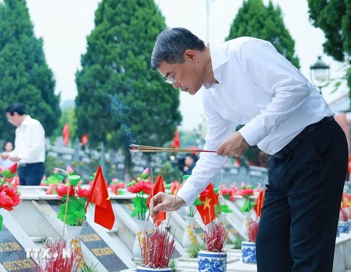 Thủ tướng Lê Minh Hưng thắp hương phần mộ liệt sỹ tại Nghĩa trang Liệt sỹ quốc gia Vị Xuyên (tỉnh Tuyên Quang). (Ảnh: Dương Giang/TTXVN)