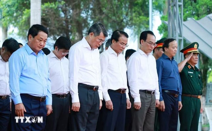 Thủ tướng Lê Minh Hưng tưởng niệm các Anh hùng liệt sỹ tại Nghĩa trang Liệt sỹ quốc gia Vị Xuyên (tỉnh Tuyên Quang). (Ảnh: Dương Giang/TTXVN)