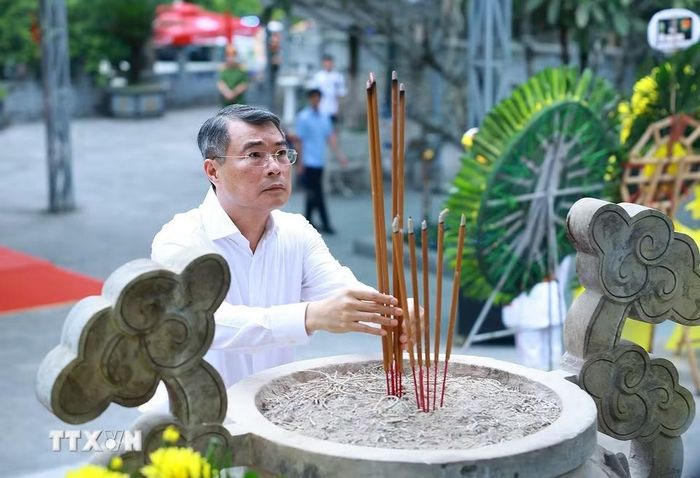 Thủ tướng Lê Minh Hưng dâng hương niệm các Anh hùng liệt sỹ tại Nghĩa trang Liệt sỹ quốc gia Vị Xuyên (tỉnh Tuyên Quang). (Ảnh: Dương Giang/TTXVN)