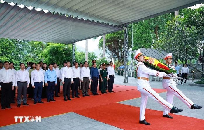 Thủ tướng Lê Minh Hưng dâng hương, hoa tưởng niệm các Anh hùng liệt sỹ tại Nghĩa trang Liệt sỹ quốc gia Vị Xuyên (tỉnh Tuyên Quang). (Ảnh: Dương Giang/TTXVN)