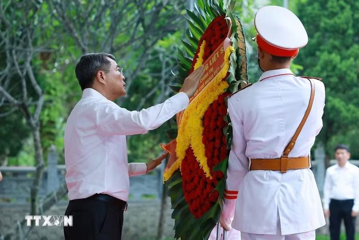 Thủ tướng Lê Minh Hưng dâng hương, hoa tưởng niệm các Anh hùng, liệt sỹ tại Nghĩa trang Liệt sỹ quốc gia Vị Xuyên (tỉnh Tuyên Quang). (Ảnh: Dương Giang/TTXVN)
