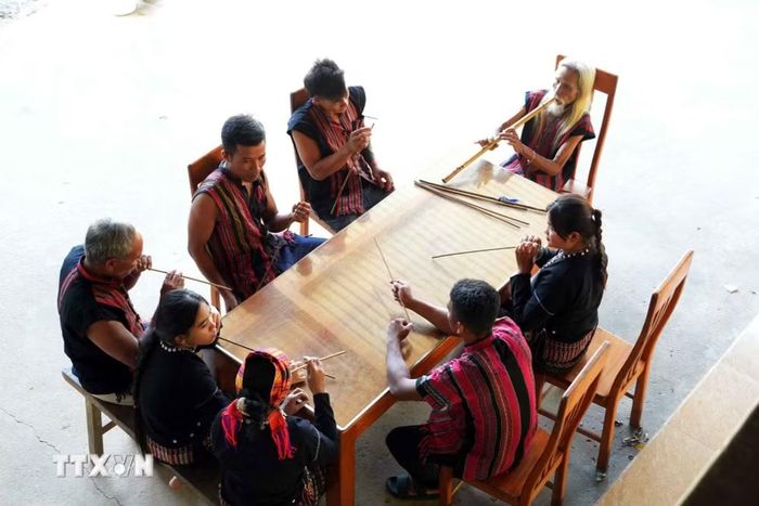 Già làng Hồ Ai dạy sáo cho thế hệ trẻ. (Ảnh: Tá Chuyên/TTXVN)