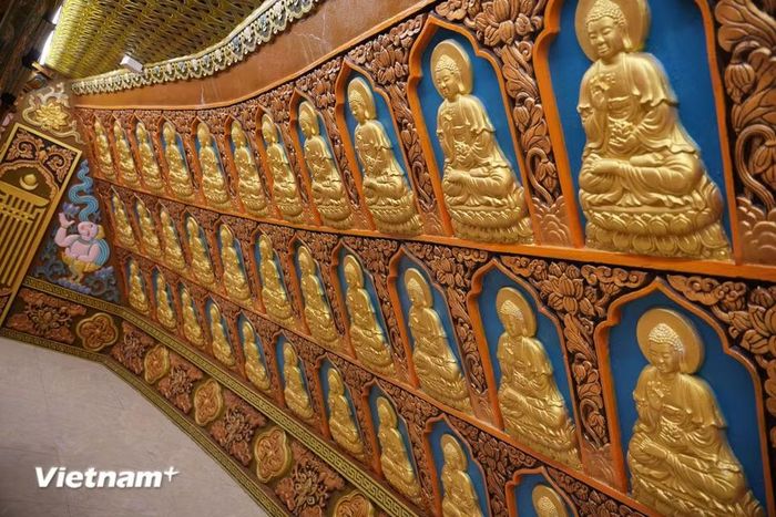 Mỗi hoa văn, họa tiết, biểu tượng trên tường nằm bên trong Đại tượng Phật đều có ý nghĩa riêng trong Phật giáo.(Ảnh: CTV/Vietnam+)
