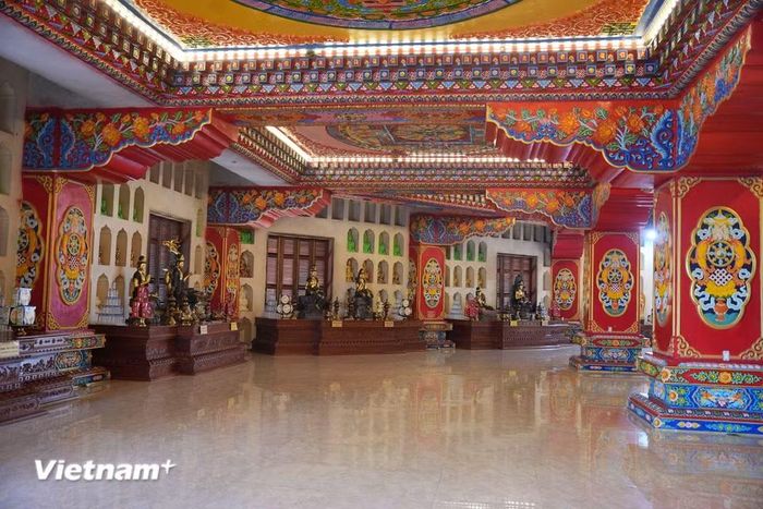 Hành lang của các tầng có đặt nhiều tôn tượng Bồ Tát. (Ảnh: CTV/Vietnam+)