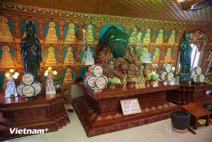 Điểm nhấn tại tầng 12 được an trí và tôn thờ trái tim của Đức Phật A Di Đà, được tạc bằng chất liệu ngọc bích Nephrite Canada nguyên khối, có trọng lượng hơn một tấn. Đây chính là một trong những kiệt tác linh thiêng và nổi bật nhất của đại tượng. (Ảnh: CTV/Vietnam+)