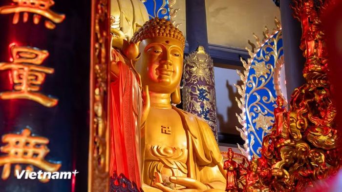 Tầng 1 Đại tượng là nơi được an trí chư vị Tổ sư. Tầng 2 của Đại tượng Phật được an trí và tôn thờ 33 hóa thân của đức Quan Thế Âm Bồ Tát. Tầng 3 được tôn thờ Đức Đại Nhật Như Lai và Ngũ Phương Phật. Tầng 4 được tôn thờ Đức Phật Dược Sư với tâm nguyện cầu mong cho nhân loại được bình an, hạnh phúc, trường thọ... (Ảnh: CTV/Vietnam+)