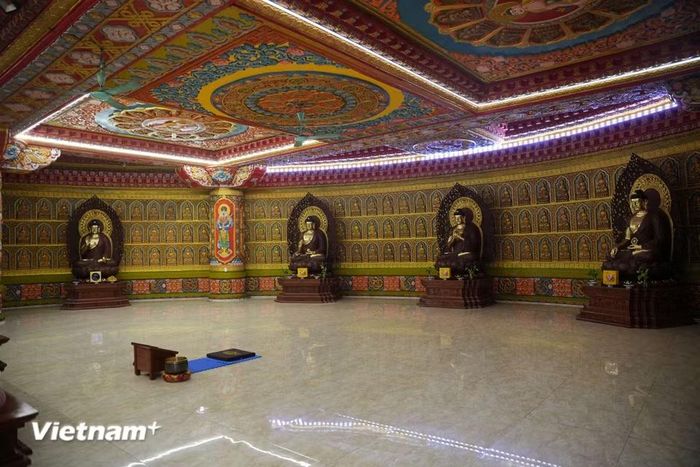 Trên tường và trần là những tác phẩm nghệ thuật có hoa văn, họa tiết cầu kỳ, tinh xảo đòi hỏi người thợ có kỹ thuật cao. (Ảnh: CTV/Vietnam+)