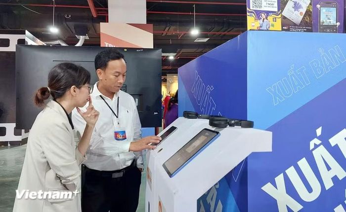 Độc giả trải nghiệm các sản phẩm xuất bản số. (Ảnh: Minh Thu/Vietnam+)