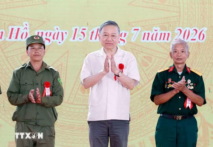 Tổng Bí thư, Chủ tịch nước Tô Lâm tặng quà cho người có uy tín, già làng, trưởng bản Lóng Luông, thành viên lực lượng tham gia bảo vệ an ninh trật tự tiêu biểu trên địa bàn bản Lóng Luông và xã Vân Hồ, gia đình chính sách, có hoàn cảnh khó khăn. (Ảnh: Thống Nhất/TTXVN)