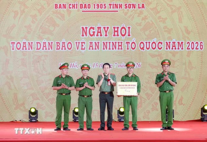 Đại tướng Lương Tam Quang, Ủy viên Bộ Chính trị, Bộ trưởng Bộ Công an tặng quà cho lực lượng Công an xã Vân Hồ, tỉnh Sơn La. (Ảnh: Thống Nhất/TTXVN)