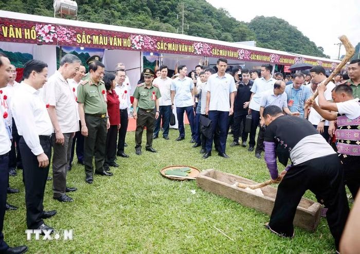 Tổng Bí thư, Chủ tịch nước Tô Lâm dự Ngày hội Toàn dân bảo vệ an ninh Tổ quốc năm 2026 tại bản Lóng Luông, xã Vân Hồ, tỉnh Sơn La. (Ảnh: Thống Nhất/TTXVN)