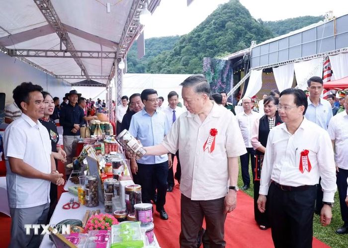 Tổng Bí thư, Chủ tịch nước Tô Lâm xem trưng bày các sản phẩm tại Ngày hội Toàn dân bảo vệ an ninh Tổ quốc năm 2026 tại bản Lóng Luông, xã Vân Hồ, tỉnh Sơn La. (Ảnh: Thống Nhất/TTXVN)