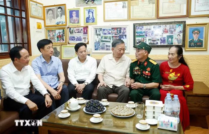 Tổng Bí thư, Chủ tịch nước Tô Lâm đến thăm và tặng quà gia đình ông Trần Xuân Hán, cán bộ hoạt động cách mạng bị địch bắt tù đày (trú tại tổ dân phố 19/8, phường Thảo Nguyên, tỉnh Sơn La). (Ảnh: Thống Nhất/TTXVN)