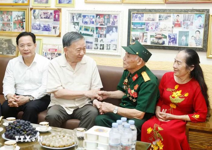 Tổng Bí thư, Chủ tịch nước Tô Lâm đến thăm và tặng quà gia đình ông Trần Xuân Hán, cán bộ hoạt động cách mạng bị địch bắt tù đày (trú tại tổ dân phố 19/8, phường Thảo Nguyên, tỉnh Sơn La). (Ảnh: Thống Nhất/TTXVN)