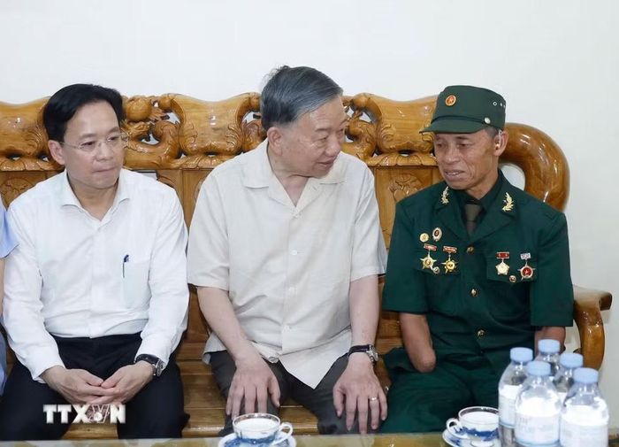 Tổng Bí thư, Chủ tịch nước Tô Lâm đến thăm và tặng quà gia đình ông Đoàn Thế Kỷ là thương binh 1/4, (trú tại Tiểu khu Sao Đỏ 2, xã Vân Hồ, tỉnh Sơn La). (Ảnh: Thống Nhất/TTXVN)