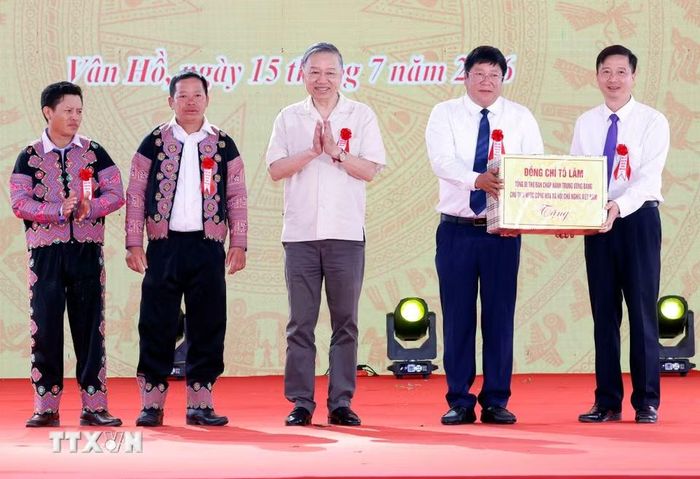 Tổng Bí thư, Chủ tịch nước Tô Lâm tặng quà cho Đảng ủy, Hội đồng Nhân dân, Ủy ban Nhân dân, Ủy ban Mặt trận Tổ quốc Việt Nam xã Vân Hồ. (Ảnh: Thống Nhất/TTXVN)