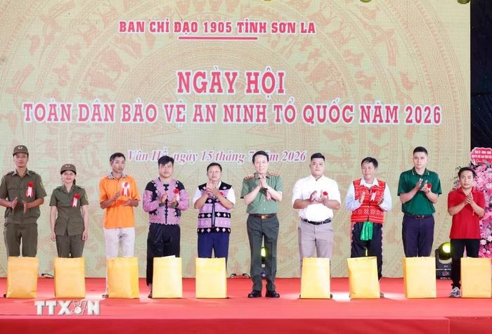 Đại tướng Lương Tam Quang, Ủy viên Bộ Chính trị, Bộ trưởng Bộ Công an tặng quà cho người có uy tín, già làng, trưởng bản, thành viên lực lượng tham gia bảo vệ ANTT trên địa bàn bản Lóng Luông và xã Vân Hồ. (Ảnh: Thống Nhất/TTXVN)