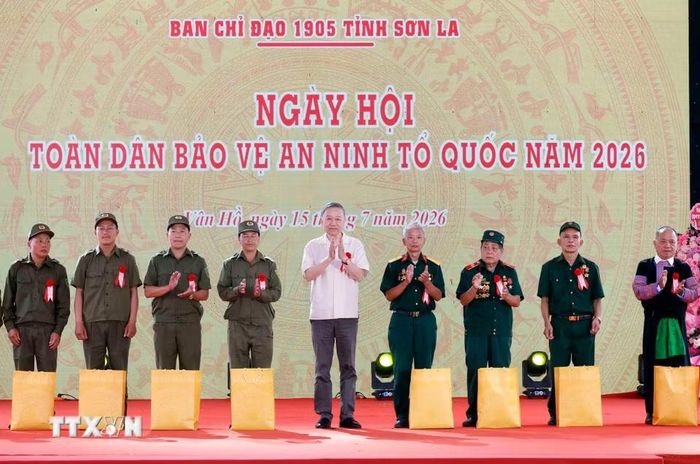 Tổng Bí thư, Chủ tịch nước Tô Lâm tặng quà cho người có uy tín, già làng, trưởng bản Lóng Luông, thành viên lực lượng tham gia bảo vệ an ninh trật tự tiêu biểu trên địa bàn bản Lóng Luông và xã Vân Hồ, gia đình chính sách, có hoàn cảnh khó khăn. (Ảnh: Thống Nhất/TTXVN)