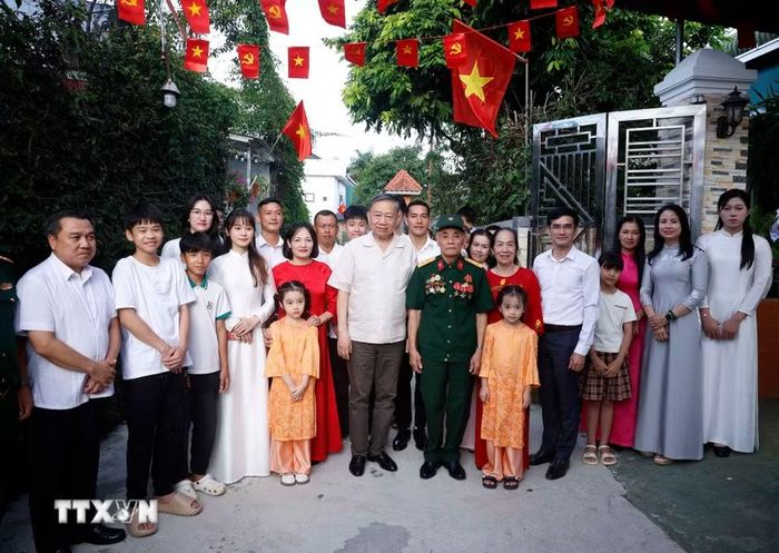 Tổng Bí thư, Chủ tịch nước Tô Lâm và gia đình ông Trần Xuân Hán tại tổ dân phố 19/8, phường Thảo Nguyên, tỉnh Sơn La. (Ảnh: Thống Nhất/TTXVN)