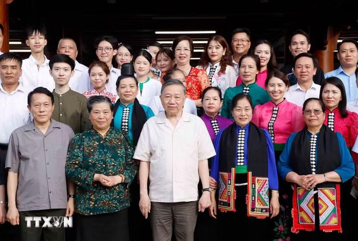 Tổng Bí thư, Chủ tịch nước Tô Lâm thăm nguyên Ủy viên Bộ Chính trị, nguyên Phó Chủ tịch Thường trực Quốc hội Tòng Thị Phóng. (Ảnh: Thống Nhất/TTXVN)