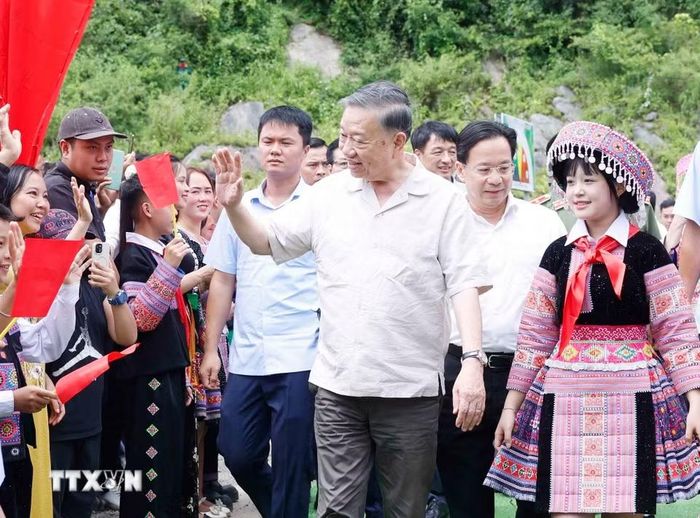 Tổng Bí thư, Chủ tịch nước Tô Lâm dự Ngày hội Toàn dân bảo vệ an ninh Tổ quốc năm 2026 tại bản Lóng Luông, xã Vân Hồ, tỉnh Sơn La. (Ảnh: Thống Nhất/TTXVN)