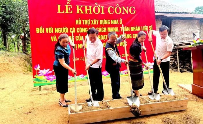 Ông Đào Mạnh Hùng, Phó Chủ tịch Thường trực Ủy ban Mặt trận Tổ quốc Việt Nam tỉnh Quảng Trị cùng các đại biểu thực hiện nghi thức khởi công hỗ trợ xây nhà cho hộ dân tại xã Tân Lập. (Ảnh: TTXVN phát)