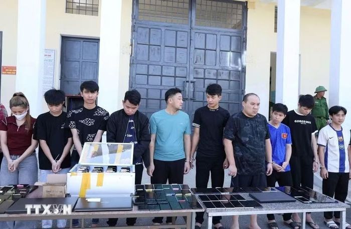 Các đối tượng trong đường dây rửa tiền do Công an tỉnh Hà Tĩnh triệt phá. (Ảnh: TTXVN phát)