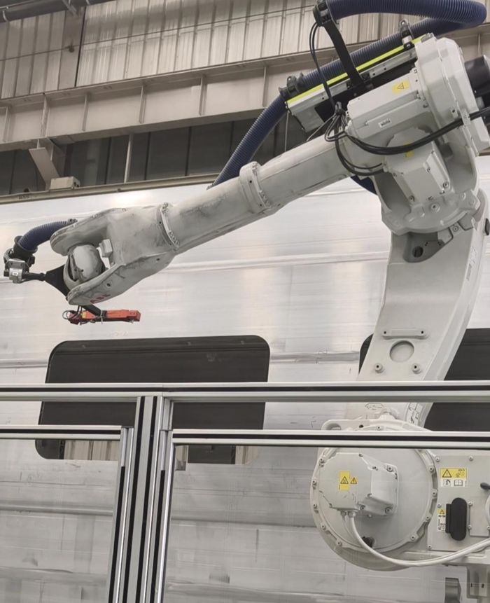 Một cánh tay robot thông minh đang đo kích thước thân tàu trên dây chuyền sản xuất tàu điện cao tốc tại công ty CRRC Tangshan tại Trung Quốc. Ảnh: Global Times