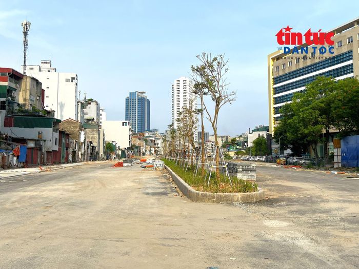 Đường Vành đai 1 đoạn từ nút giao Voi Phục đến Bệnh viện Phụ sản Hà Nội đang hoàn thiện hạng mục nền đường, điện chiếu sáng, cây xanh, dải phân cách giữa, vỉa hè...