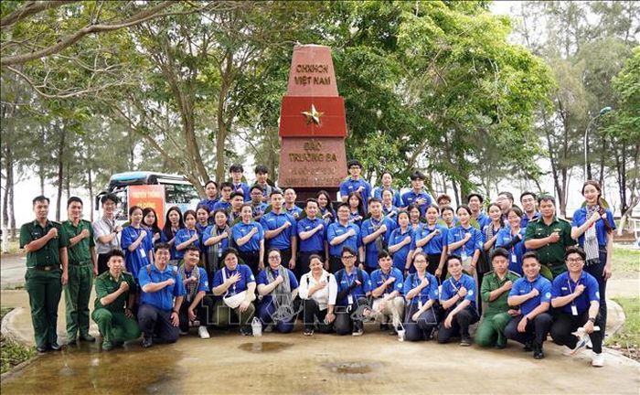Ngày 12/7/2026, trong khuôn khổ Chiến dịch tình nguyện “Mùa hè xanh” năm 2026, Hội Liên hiệp Thanh niên Việt Nam Thành phố Hồ Chí Minh lần đầu tiên tổ chức Đội hình tình nguyện Du học sinh, quy tụ các sinh viên Việt Nam đang học tập tại Thái Lan, Singapore, Australia và Vương quốc Anh trở về tham gia các hoạt động vì cộng đồng tại xã đảo Thạnh An. Ảnh: Trung Tuyến/TTXVN