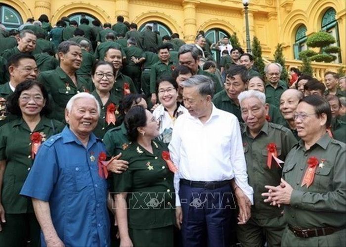 Chiều 15/7/2024, tại Phủ Chủ tịch, Tổng Bí thư, Chủ tịch nước Tô Lâm gặp mặt thân mật Đoàn đại biểu Hội Cựu thanh niên xung phong nhân kỷ niệm 74 năm Ngày truyền thống (15/7/1950 - 15/7/2024). Ảnh: Nhan Sáng/TTXVN