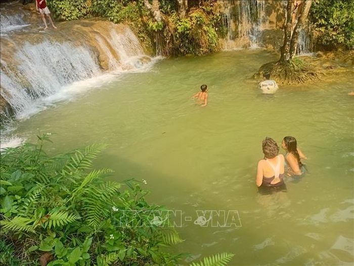 Thác Hiêu, thuộc bản Hiêu, xã Cổ Lũng.