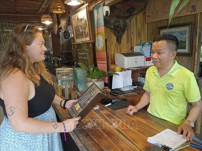 Du khách về tham quan, nghỉ dưỡng tại Khu bảo tồn thiên nhiên Pù Luông, xã Pù Luông.