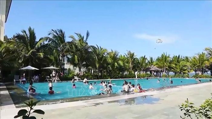 Du khách về tham quan, nghỉ dưỡng tại Khu bảo tồn thiên nhiên Pù Luông, xã Pù Luông.